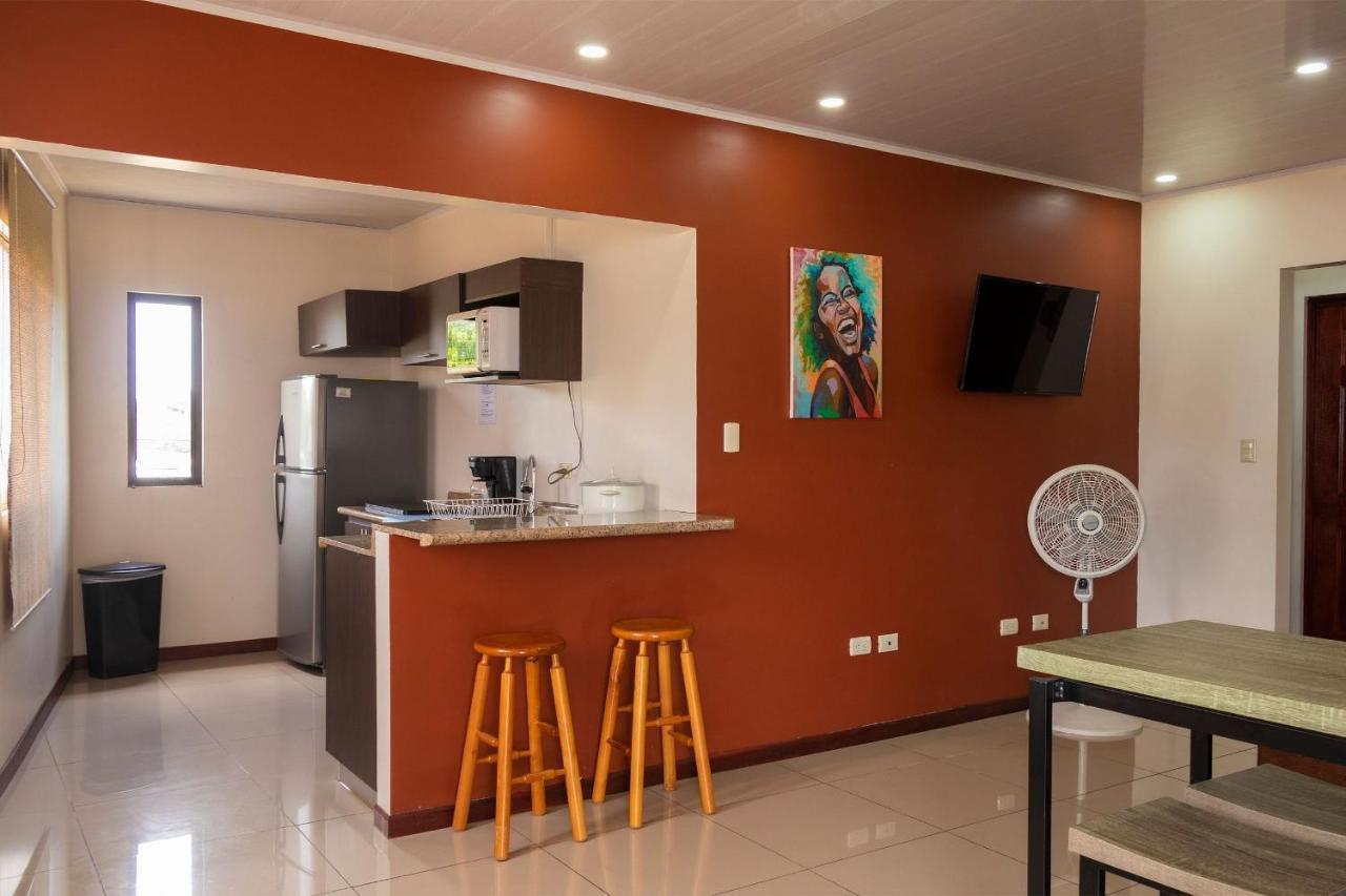 Aptos Casa Caribe, Habitaciones Privadas En Aptos Compartidos & Aptos Completos Con Auto Entrada 利蒙港 外观 照片