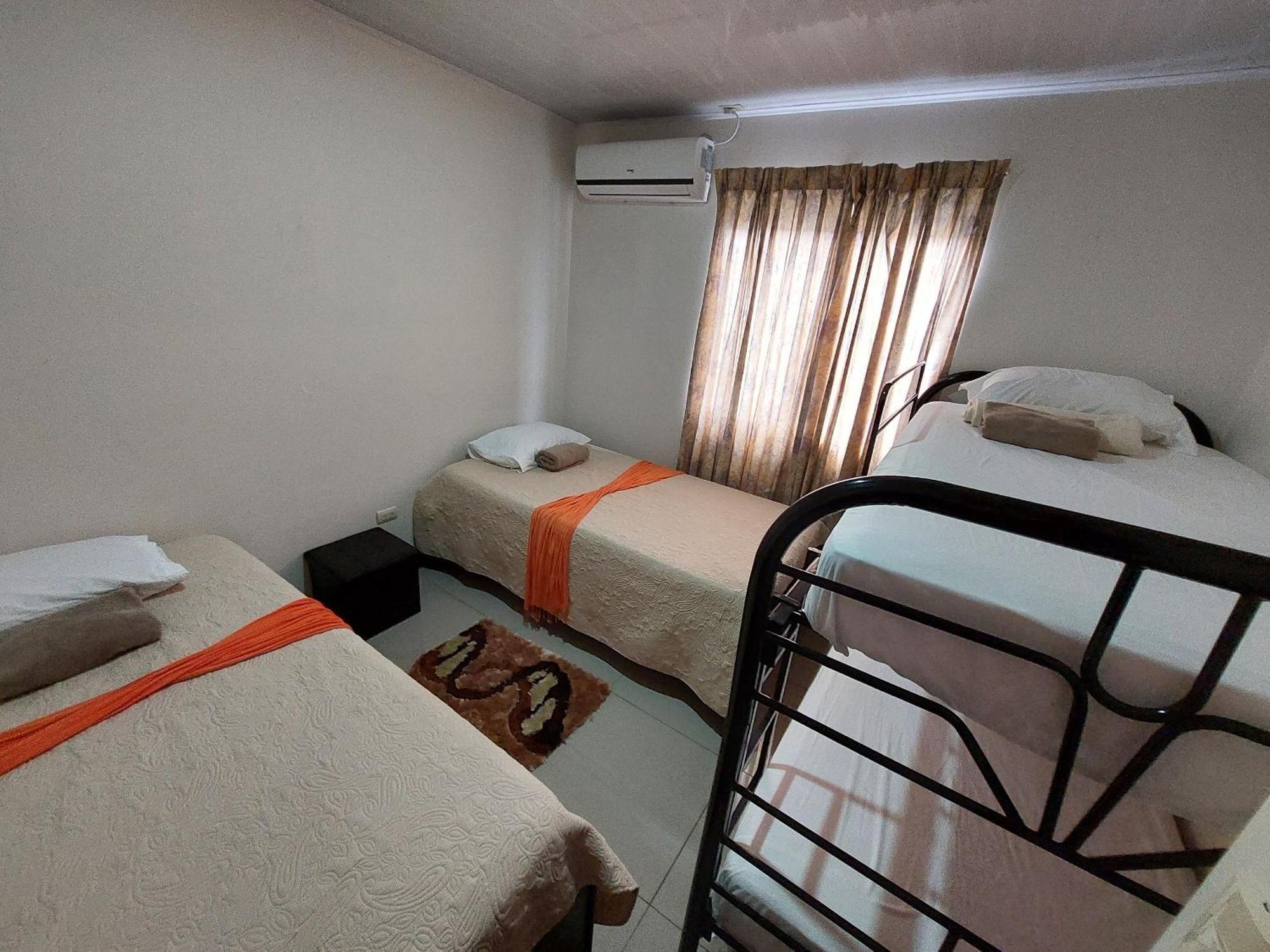 Aptos Casa Caribe, Habitaciones Privadas En Aptos Compartidos & Aptos Completos Con Auto Entrada 利蒙港 外观 照片