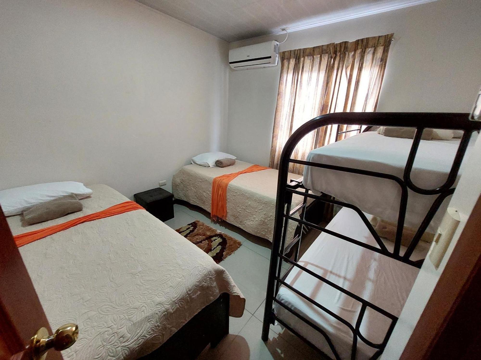 Aptos Casa Caribe, Habitaciones Privadas En Aptos Compartidos & Aptos Completos Con Auto Entrada 利蒙港 外观 照片